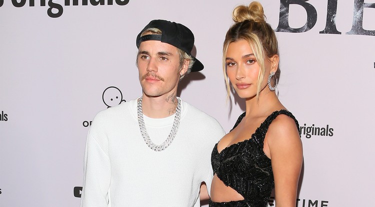 Hailey Bieber új sminkesre lelt férjében - videó