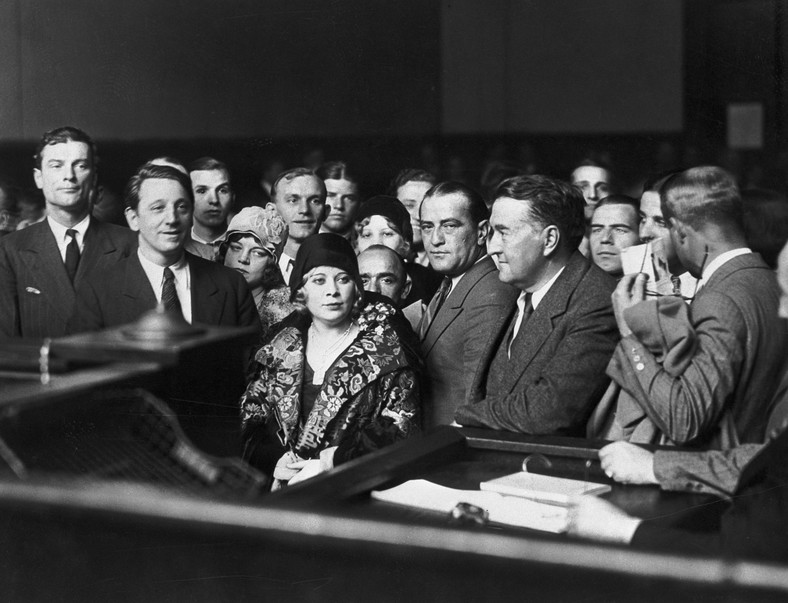 Mae West na sali sądowej, otoczona członkami obsady swoich przedstawień, 1928 r.