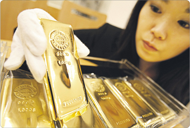 Przez lata bezczynnie zdeponowane w sejfach i na kontach Banku Japonii złoto, obligacje i inne bezpieczne aktywa o łącznej wartości ponad biliona dolarów mogą zostać użyte, by uspokoić rynki finansowe Fot. Reuters/Forum