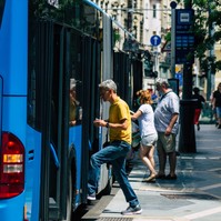 Életmentés egy budapesti buszmegállóban