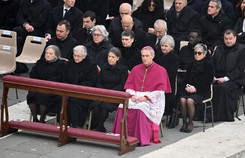 Ujawniają się podziały w Watykanie? Były sekretarz Benedykta XVI krytykuje Franciszka