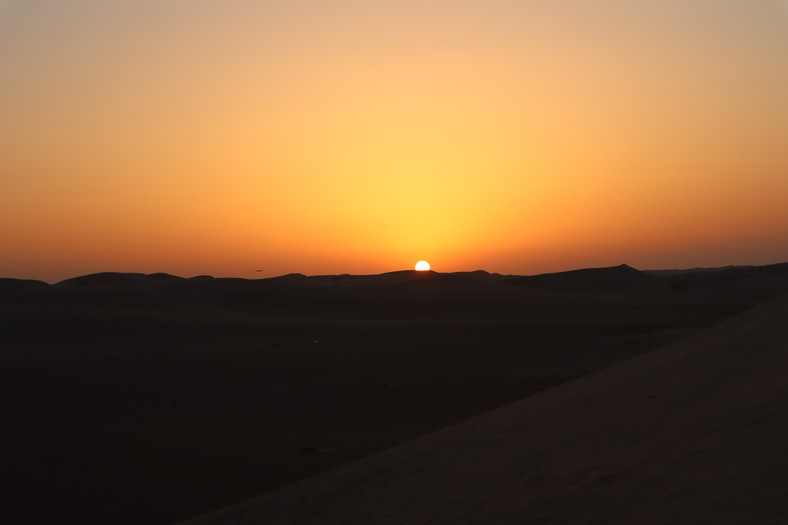 Wschód słońca na dubajskiej pustyni