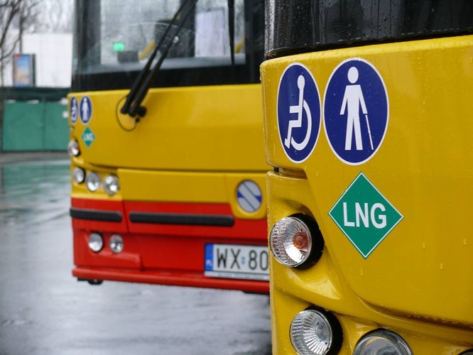 Autobusy na LNG nie potrzebują dużych zbiorników, a ich tankowanie trwa tylko kilka minut. Dzisiaj w największej warszawskiej zajezdni Ostrobramska odbędzie się prezentacja takiego tankowania. Pojazdy nie potrzebują charakterystycznego pojemnika na dachu - jak pojazdy napędzane sprężonym gazem ziemnym CNG. Z zewnątrz nie będą się więc różnić od innego taboru MZA. Żeby je rozpoznać, zostały specjalnie oznakowane (na zdjęciu).