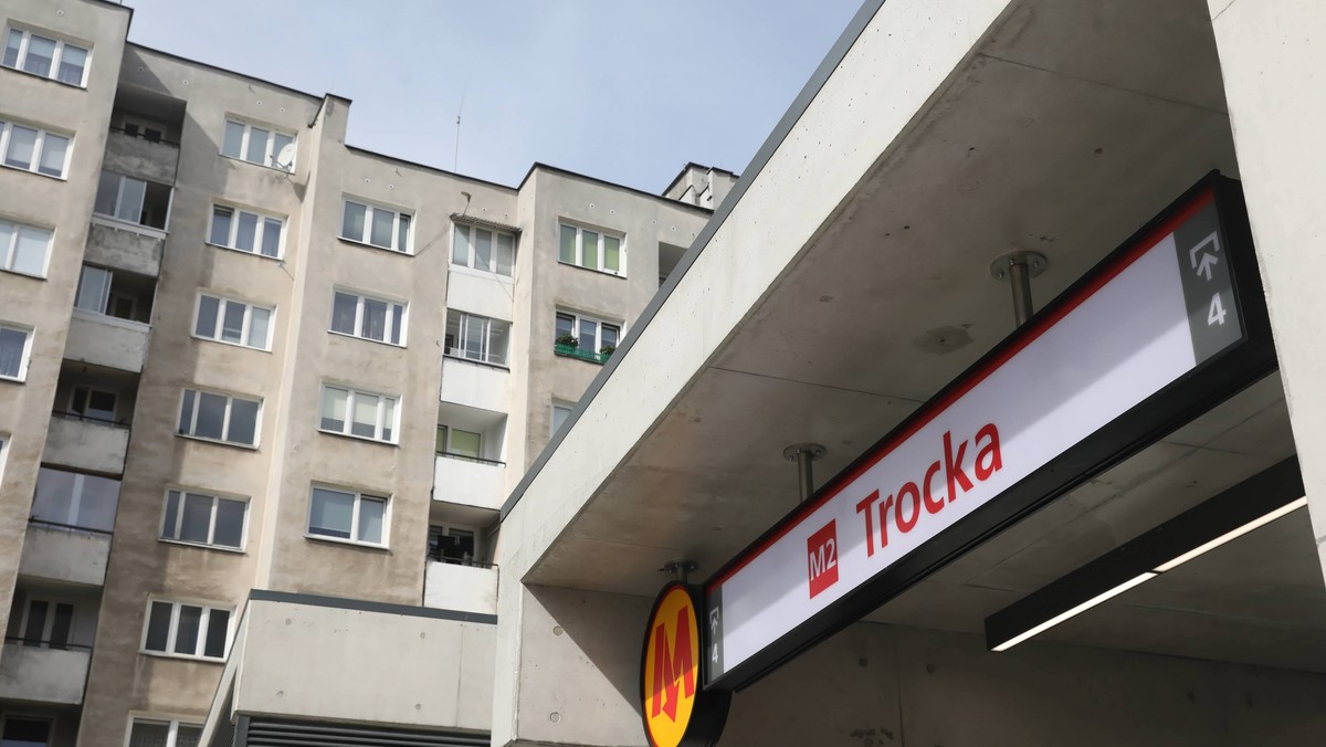 Warszawa: Problemy na stacji metra Trocka. Zepsute schody, zbita szyba