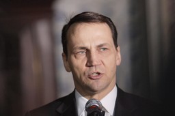 Sikorski: PiS poprawiło notowania, bo schowało Kaczyńskiego