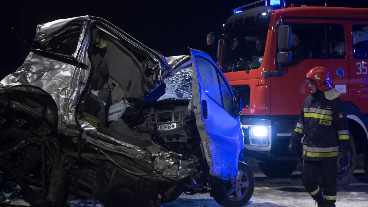 Prokuratura w Rawie Mazowieckiej wszczęła śledztwo ws. wypadku, do jakiego doszło w nocy z soboty na niedzielę na drodze S8 koło Kowies w powiecie skierniewickim. Zginęło troje obywateli Czech, w tym dziecko; 25 osób zostało rannych.