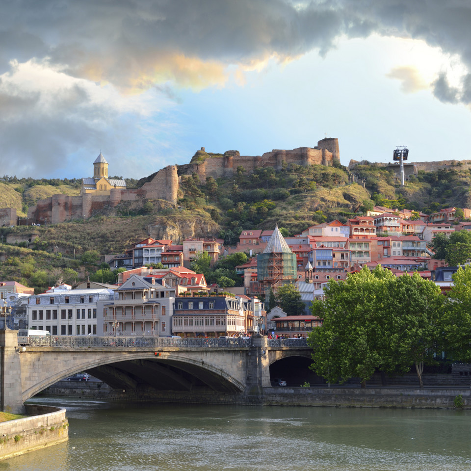 Tbilisi - widok na stare miasto i Narikalę