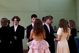 Maturantkinja došla u simpatičnoj, pufnastoj, ROZE HALJINICI, a kad se okrenula, svi su je gledali kao da IGRA MEČKA: Razredna samo što nije POPILA BROMAZEPAM na licu mesta