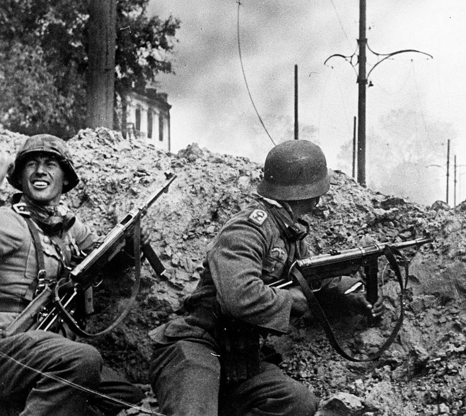 Niemieccy żołnierze 24 Dywizji Pancernej podczas walk o południową stację kolejową w Stalingradzie