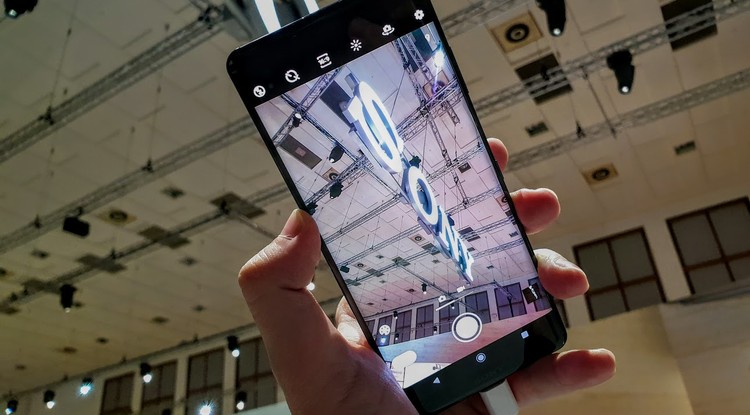 A Sony XZ3 mellett a két régebbi csúcsmodell, az XZ2 és az XZ2 Compact is megkapja a legújabb rendszer frissítését /Fotó: Virág Dániel