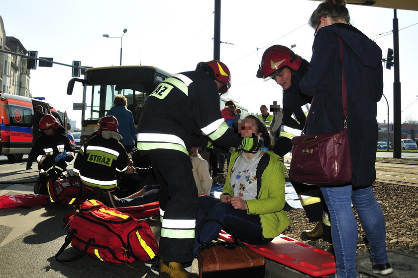 Autobus zderzył się z tramwajem w Bydgoszczy. Wielu rannych