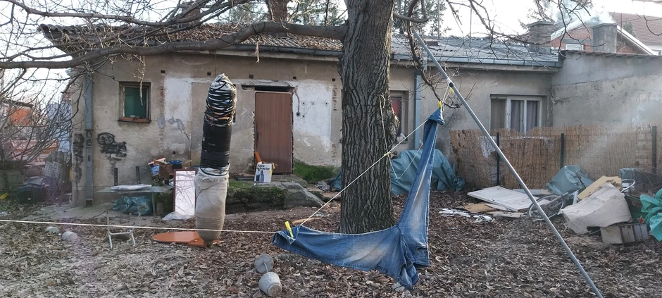 Napuštena kuća u Sokobanjskoj ulici ispred koje je došlo do napada