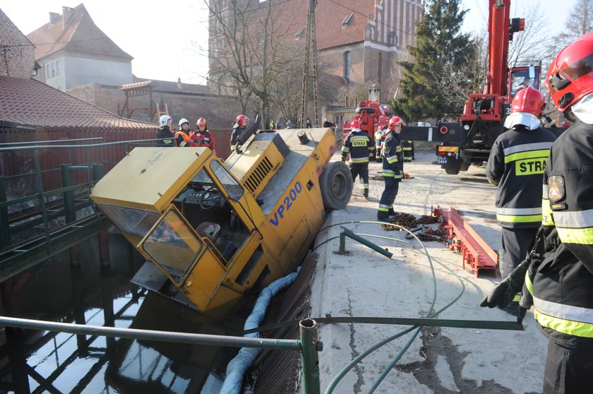 Walcem wjechał po pijaku do rzeki