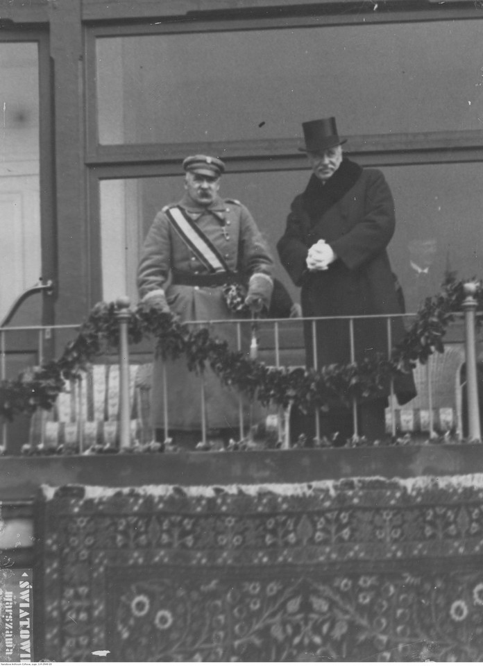 Obchody Święta Niepodległości na Polu Mokotowskim w Warszawie w 1930 r. Marszałek Józef Piłsudski i prezydent Ignacy Mościcki w loży prezydenckiej podczas rewii wojskowej