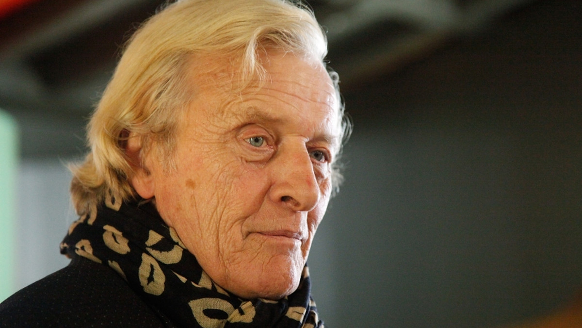 Rutger Hauer pojawi się gościnnie w szóstym sezonie serialu "Czysta krew". Aktor wcieli się w tajemniczą i niebezpieczną postać imieniem Macklyn, którą coś łączy z Sookie Stackhouse i jej bratem Jasonem.