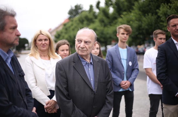 Z całą odpowiedzialnością stwierdzam, że Jarosław Kaczyński nigdy nie mówił mi o swoich spotkaniach z jakimkolwiek przedstawicielem sowieckiej ambasady. Nigdy też nie ostrzegał mnie przed Janajewem i nie przewidywał w mojej obecności puczu w Rosji – Andrzej Milczanowski, szef UOP w latach 1990-1991