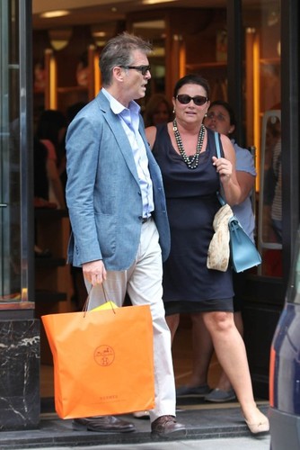 Pierce Brosnan i Keely Shaye Smith