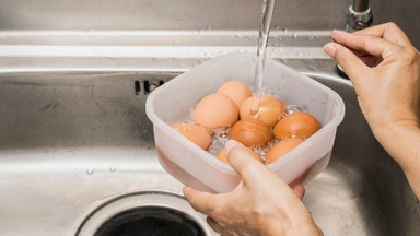 Odpowiednia temperatura wody i pudełko gwarantują sukces. To sposób na idealnie obrane jajka