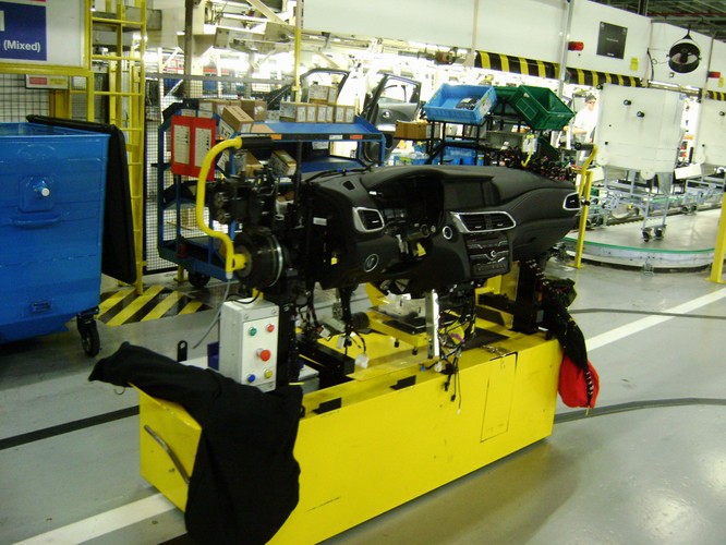 Nowe obiekty produkcyjne w Sunderland zajmują 25 tysięcy m2 i obejmują w pełni zautomatyzowaną nadwoziownię. Pracują w niej 134 nowe roboty spawalnicze. Na potrzeby montażu końcowego Q30, drugi budynek fabryki powiększono o 14,5 tys. m2. Proces produkcji został tak opracowany, aby maksymalnie usprawnić budowę każdego z egzemplarzy Q30 zgodnie z indywidualnym zamówieniem w dziale montażu końcowego, gdzie technicy Infiniti wykonują 1191 różnych czynności finalnych.