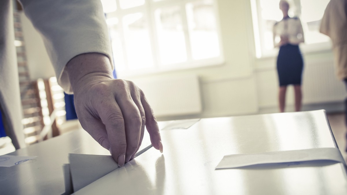 Na dopisanie dodatkowych pytań do wrześniowego referendum jest już za późno - uważają konstytucjonaliści, z którymi rozmawiała PAP. O takie dodatkowe pytania zwróciła się w sobotę do prezydenta Andrzeja Dudy wiceprezes PiS Beata Szydło. Prezydent zapowiedział, że rozważy sprawę.