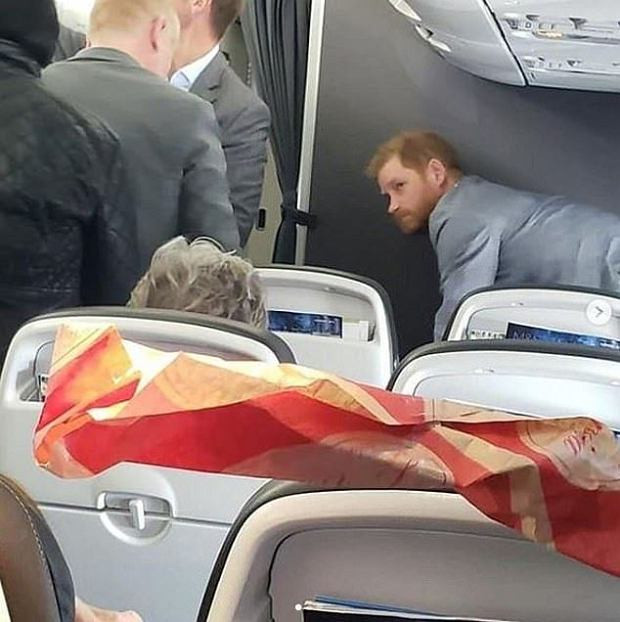 Książę Harry w samolocie