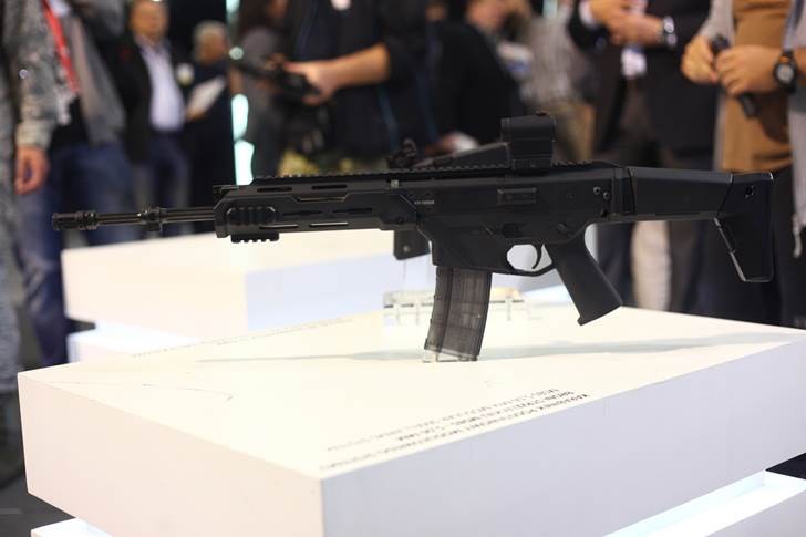 Karabinek reprezentacyjny Modułowego Systemu Broni Strzeleckiej Fabryki Broni Łucznik  Pierwszy raz w historii Wojska Polskiego Kompania Reprezentacyjna będzie korzystać z polskiego karabinka. Dotychczas używano wyłącznie broni niemieckiej lub radzieckiej.