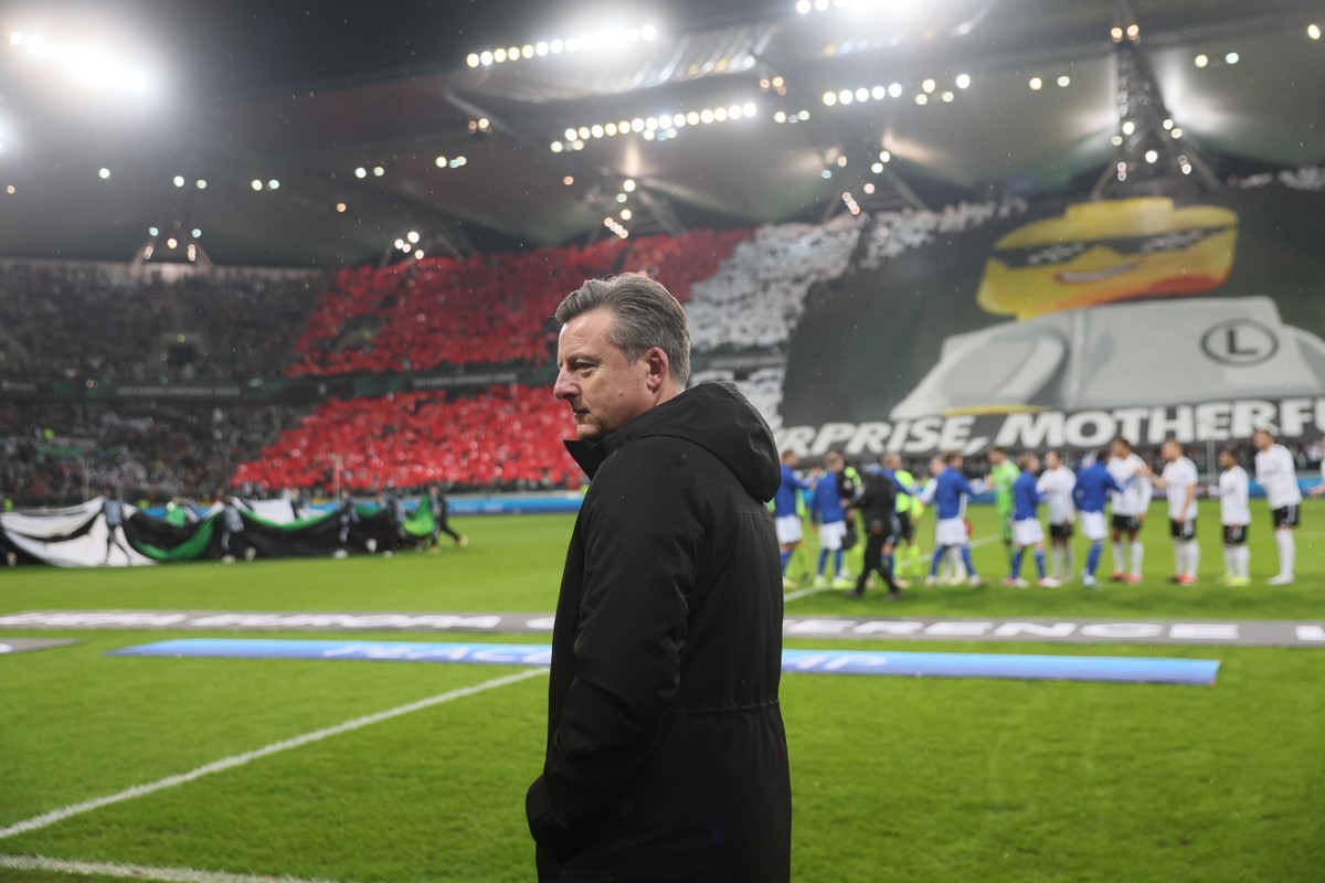 Trener Legii Warszawa Kosta Runjaic podczas drugiego meczu play off o awans do 1/8 finału piłkarskiej Ligi Konferencji z Molde FK
