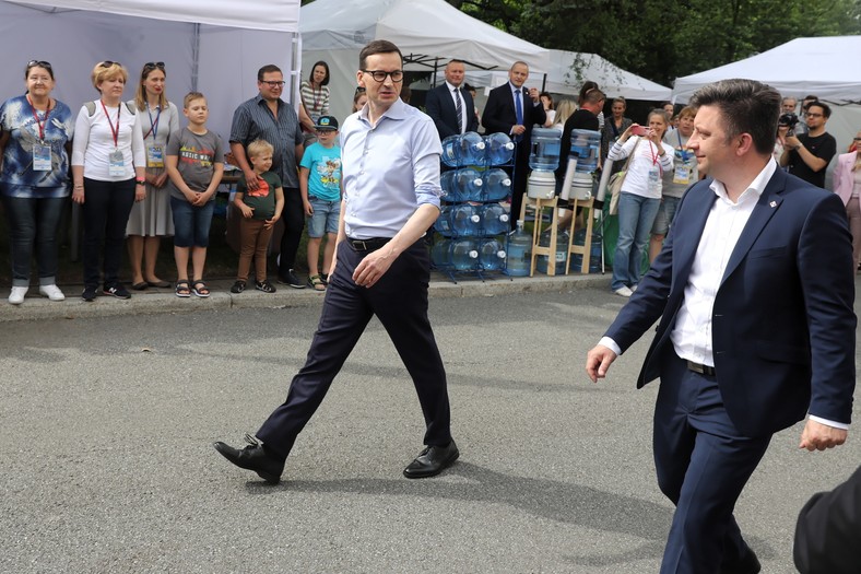 Mateusz Morawiecki i Michał Dworczyk podczas pikniku w ogrodach KPRM z okazji Dnia Dziecka