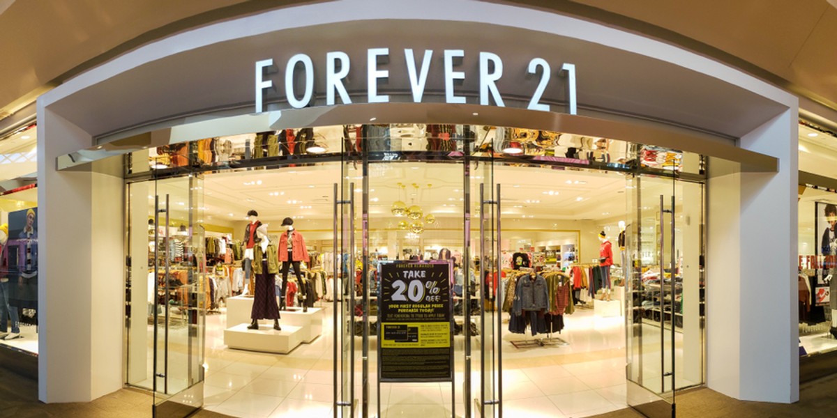 Forever 21 było kiedyś popularne wśród nastolatków ze względu na niedrogie, ale przyciągające wzrok projekty ubrań. Obecnie ma problem z klientami należącymi do Generacji Z, czyli ludźmi urodzonymi po 1998 roku. Wybierają oni chętniej brandy streetwearowe i decydują się na zakup ubrań przez internet. 