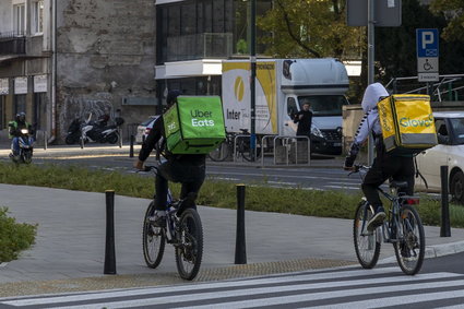 Uber Eats i Glovo na celowniku UOKiK. Klienci skarżą się na ceny