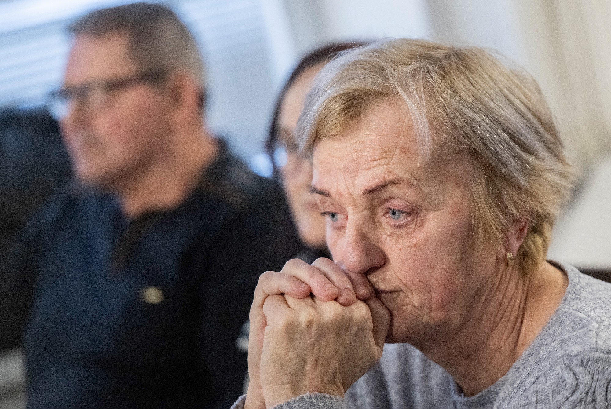 Na snímke v popredí Zlatica Kušnírová, matka Martiny Kušnírovej a v pozadí rodičia Jána Kuciaka, Jozef a Jana Kuciakoví. 