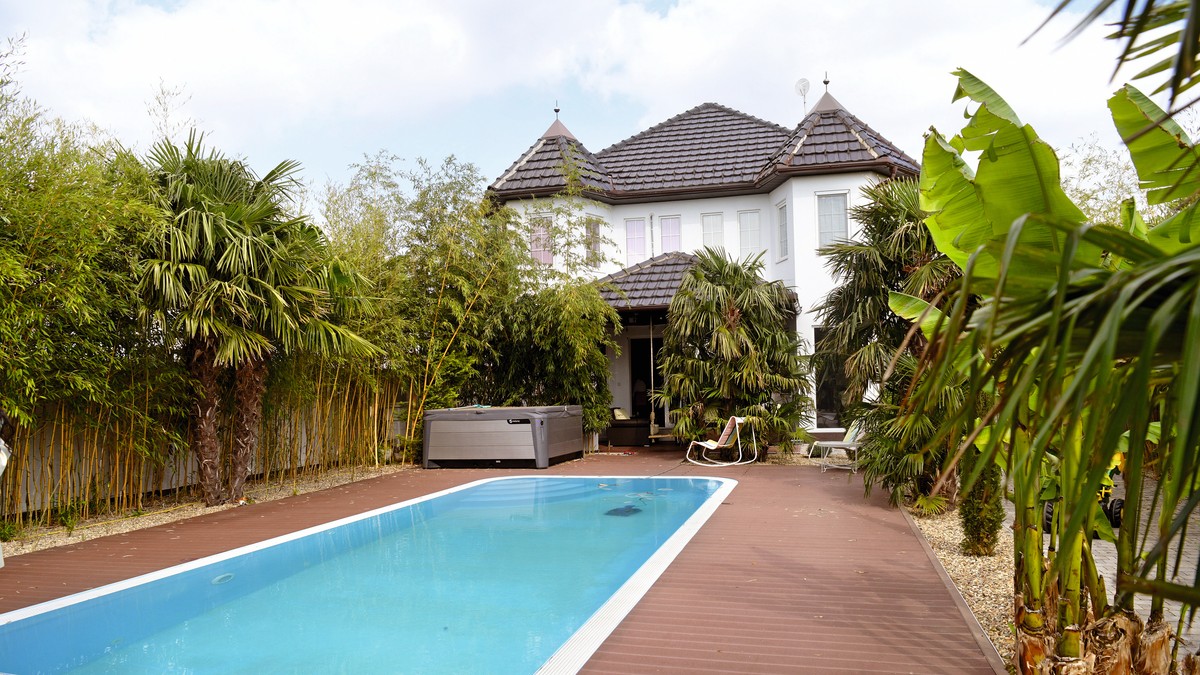 (FOTO) NAŠA PEVAČICA IZGRADILA DVORAC OD 500. 000 EVRA USRED NJIVE Ima i svoju baštu, a po dvorištu šetaju šetaju kokoške: Evo kako izgleda njen raj na zemlji