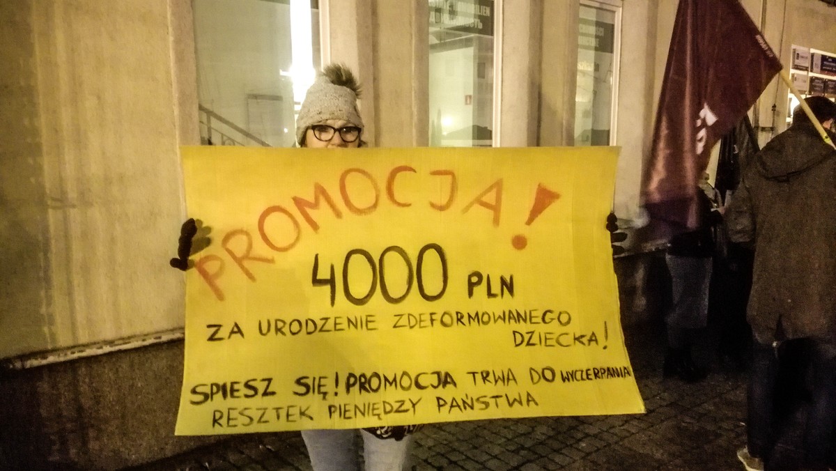 "Rząd nie ciąża, da się usunąć", "Nie chcesz aborcji, to jej nie rób" - to niektóre z haseł, które skandowano dzisiaj pod gdańską siedzibą PiS. Grupa około 30 osób manifestowała swój sprzeciw wobec ustawy "Za życiem".