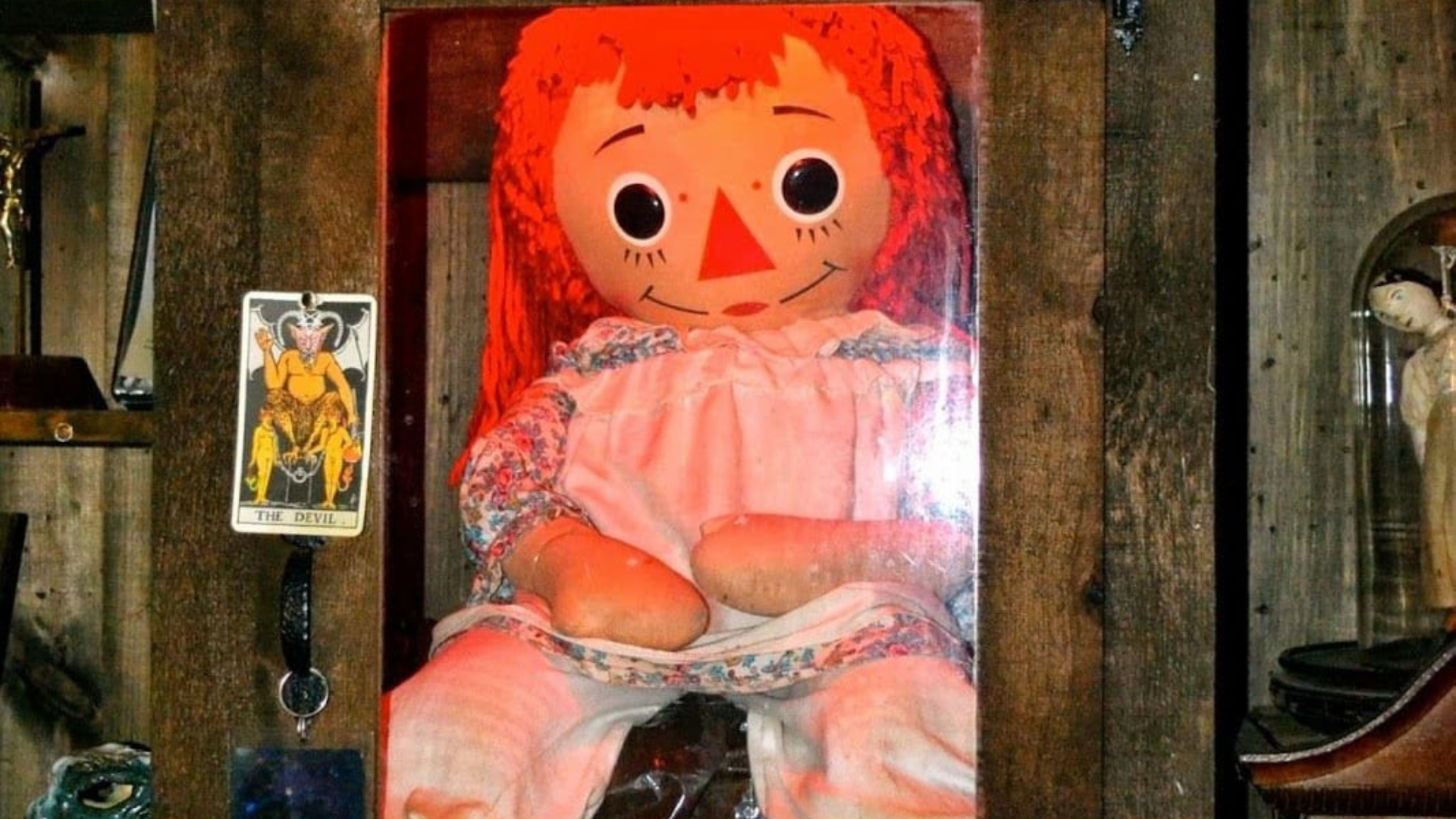 Настоящие проклятые куклы. Настоящие проклятые куклы. Лоррейн уоррен анабель. Проклятая кукла анабель. Эд уоррен кукла анабель.