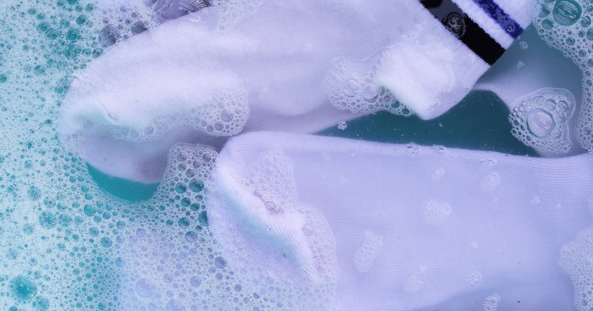 Trzyetapowy sposób prania białych skarpetek. Warto, bo będą jak nowe