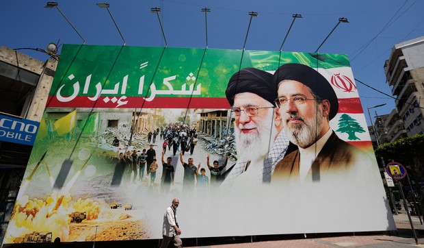 Bilbord na kojem su pokojni iranski lider ajatolah Ali Hamnei i iranski vrhovni vođa ajatolah Modžtaba Hamnei u Dahijehu, južnom predgrađu Bejruta, Liban