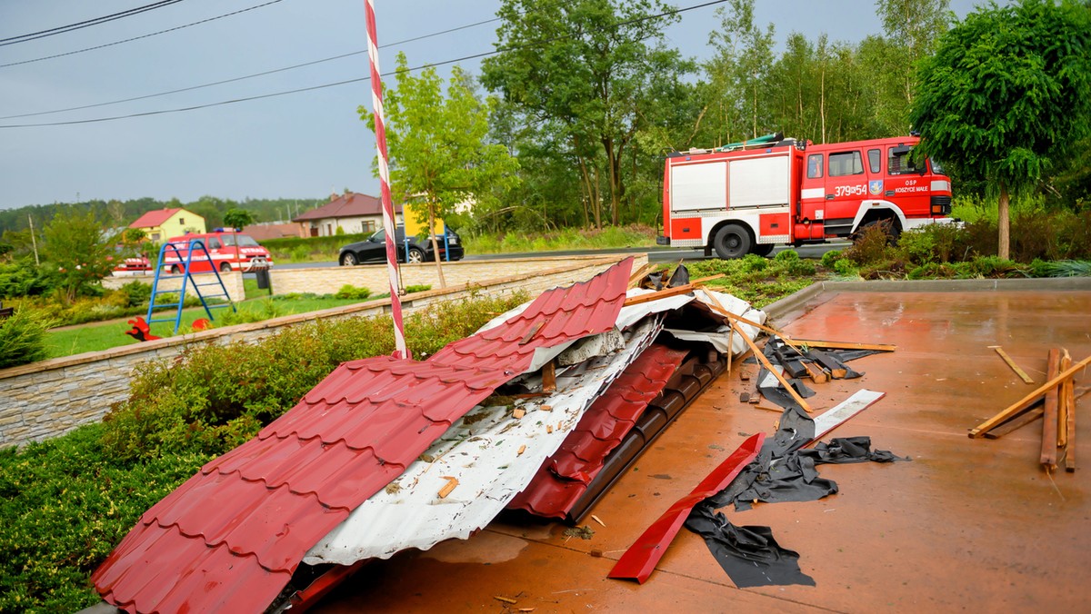 Burze i deszcz w Polsce. Interwencje straży, podtopienia, trąba powietrzna