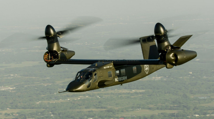 A V-280 Valor óriási előnye egy klasszikus helipoterrel szemben, hogy a rotorjait képes elfordítani, így helyből felszállhat, de aztán repülőgépként haladhat, ami nagyobb sebességet és hatótávot tesz lehetővé a számára. Az ilyen elrendezés hatékonyságát a V–22 Osprey repülőgépek már bizonyították. A tervek szerint a V-280 lesz az amerikai hadsereg repülő igáslova. / Fotó: Bell