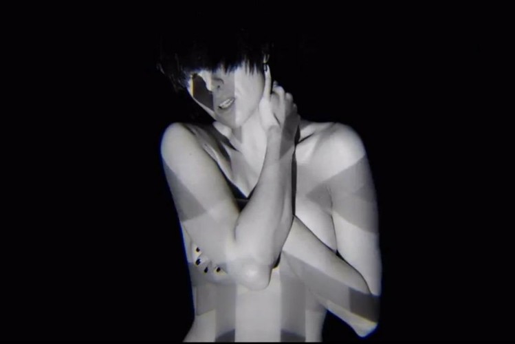 Tatiana Okupnik w teledysku do piosenki 'Blizna'