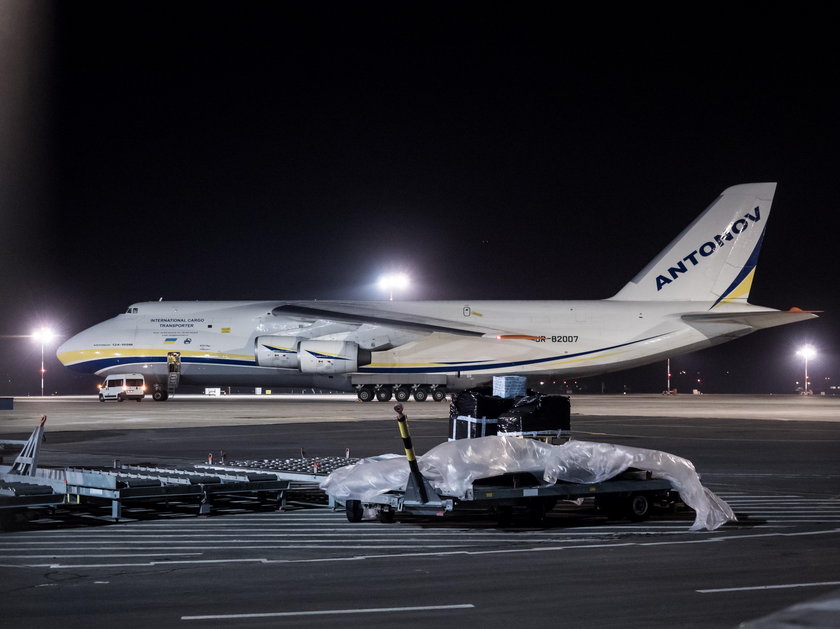 An-124 Rusłan Antonow wylądował na łódzkim lotnisku im. Reymonta