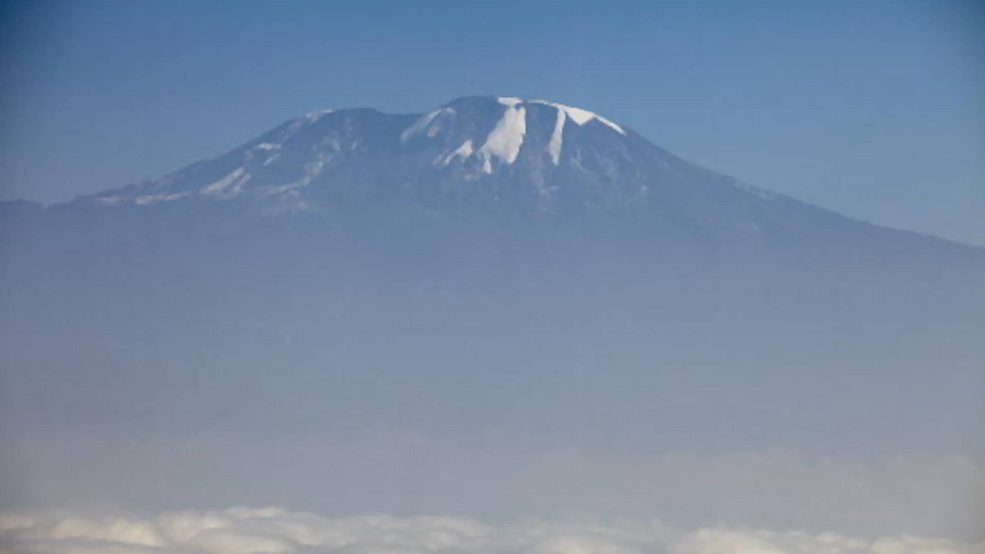 Lángokban Afrika legmagasabb hegycsúcsa, a Kilimandzsáró