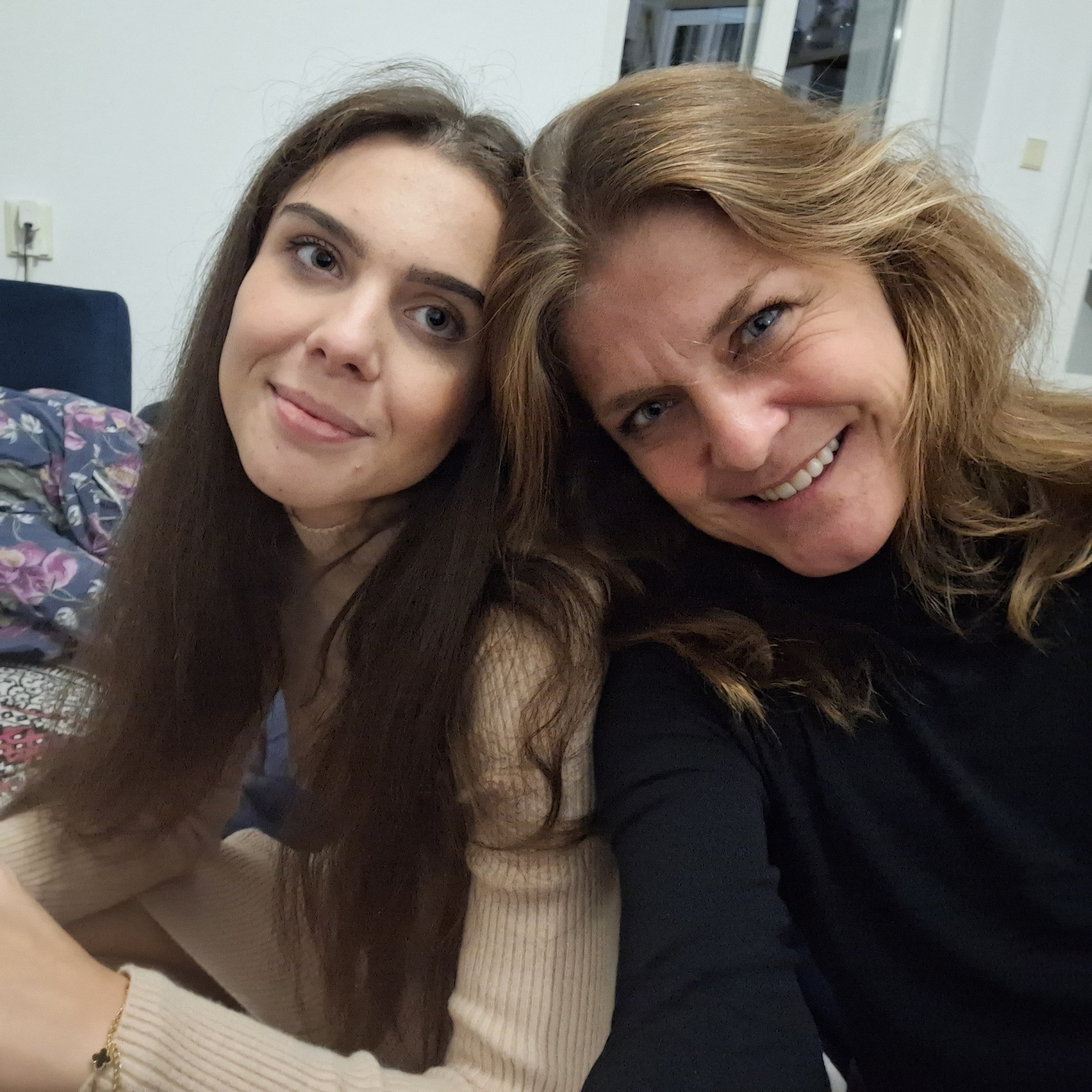 Katarína Šimurka Feldeková s dcérou Aničkou (vľavo).