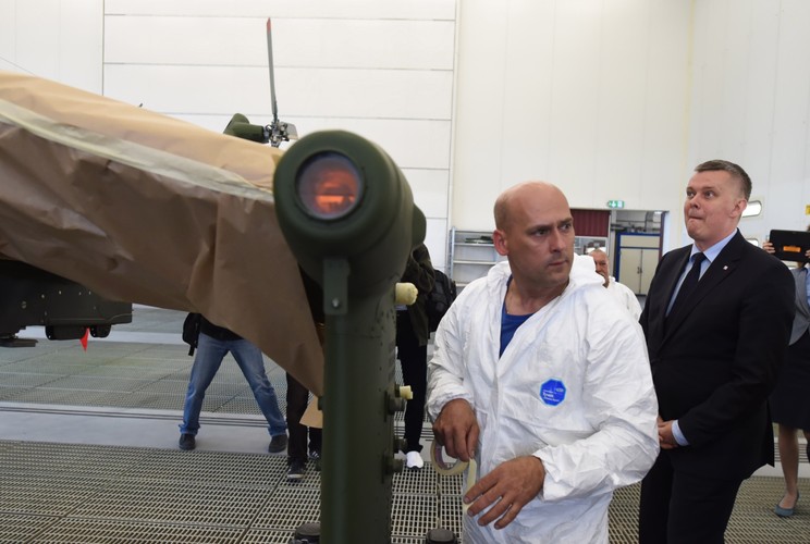 Wicepremier, minister obrony narodowej Tomasz Siemoniak (P) z wizytą w Wojskowych Zakładach Lotniczych Nr 1 S.A. w Łodzi, 15 bm. <br><br>(mr) PAP/Grzegorz Michałowski