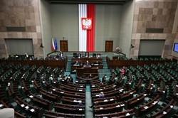 Zdrada w koalicji? Polska 2050 głosuje z PiS i Konfederacją, Tusk wściekły