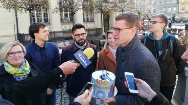 100 wykolejeń wrocławskich tramwajów. Aktywiści przygotowali tort na osłodę rzeczywistości