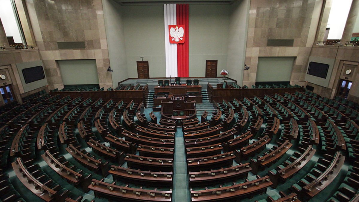 64 proc. ankietowanych źle ocenia pracę Sejmu, 20 proc. wystawia mu ocenę pozytywną - wynika z sondażu CBOS. Negatywne oceny przeważają też w stosunku do Senatu. Uznanie dla pracy prezydenta wyraziło 65 proc. respondentów, negatywnie oceniło ją - 22 proc.