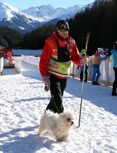 Trener Aleksander Wierietielny z pieskiem Justyny Kowalczyk podczas zajęć z podopiecznymi w Val Mustair