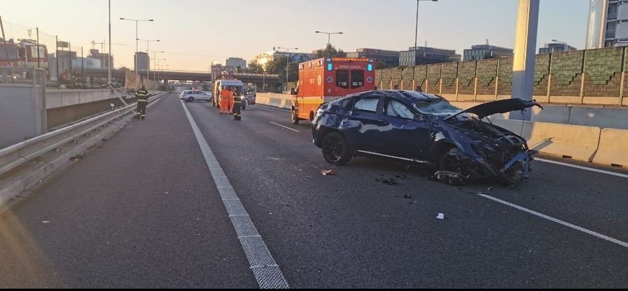 BMW prerazilo bariéru a skončilo na diaľnici. 