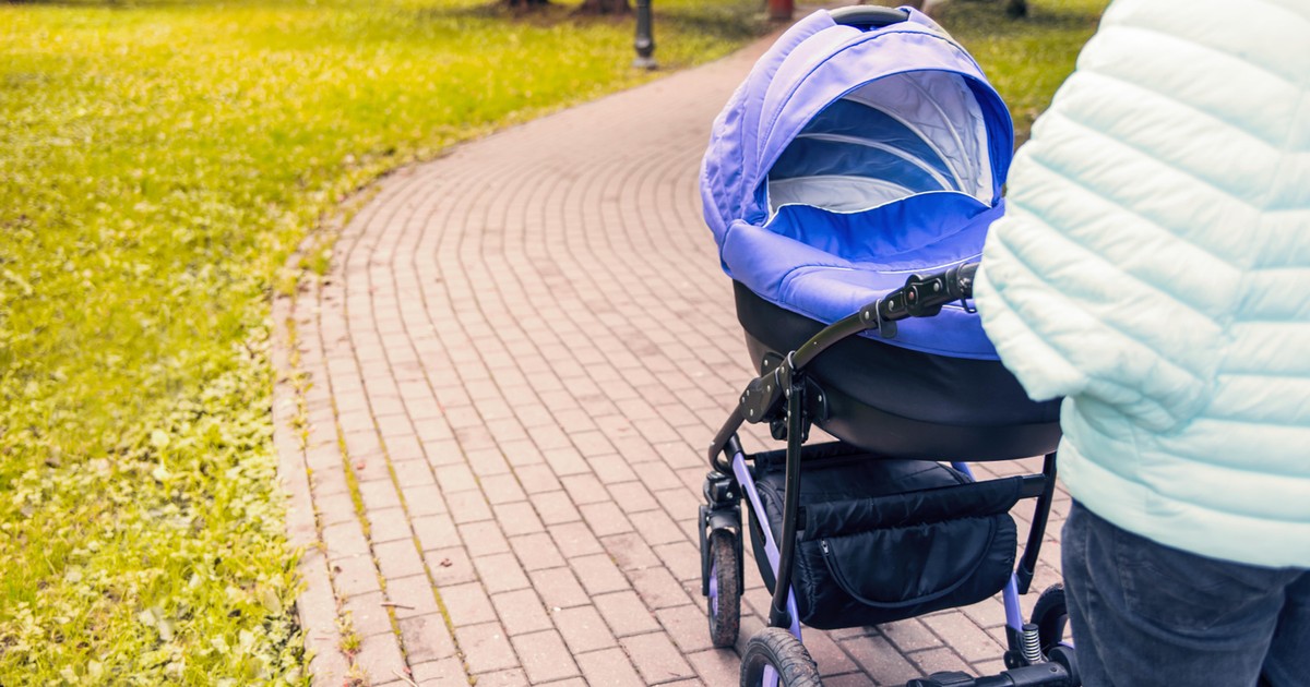 Uderzył młodą matkę w plecy. Upadła, a z wózka wypadło dziecko. Szokujące sceny w Gorzowie