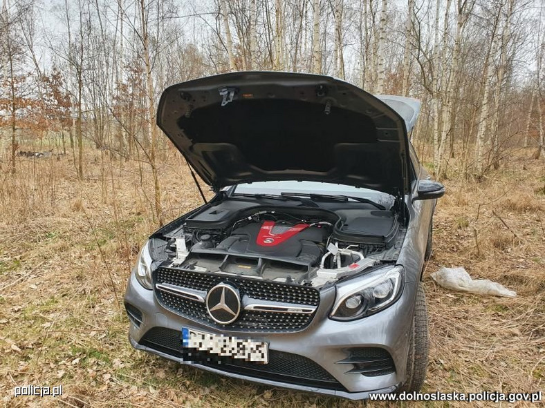 Mercedes GLC odnaleziony przez policjantów w bogatyńskim lesie